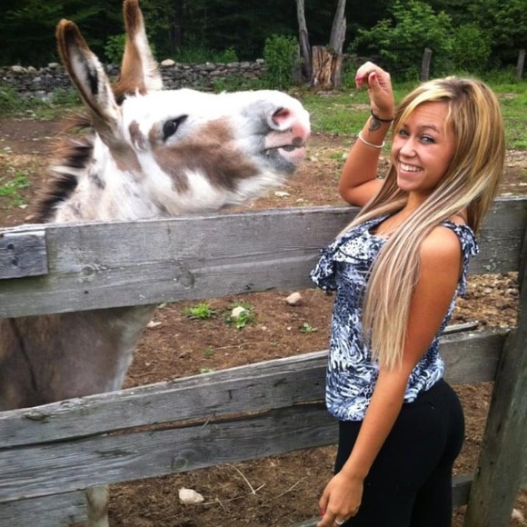 Meet your Posher, Tiffany - Picture 3 of 16